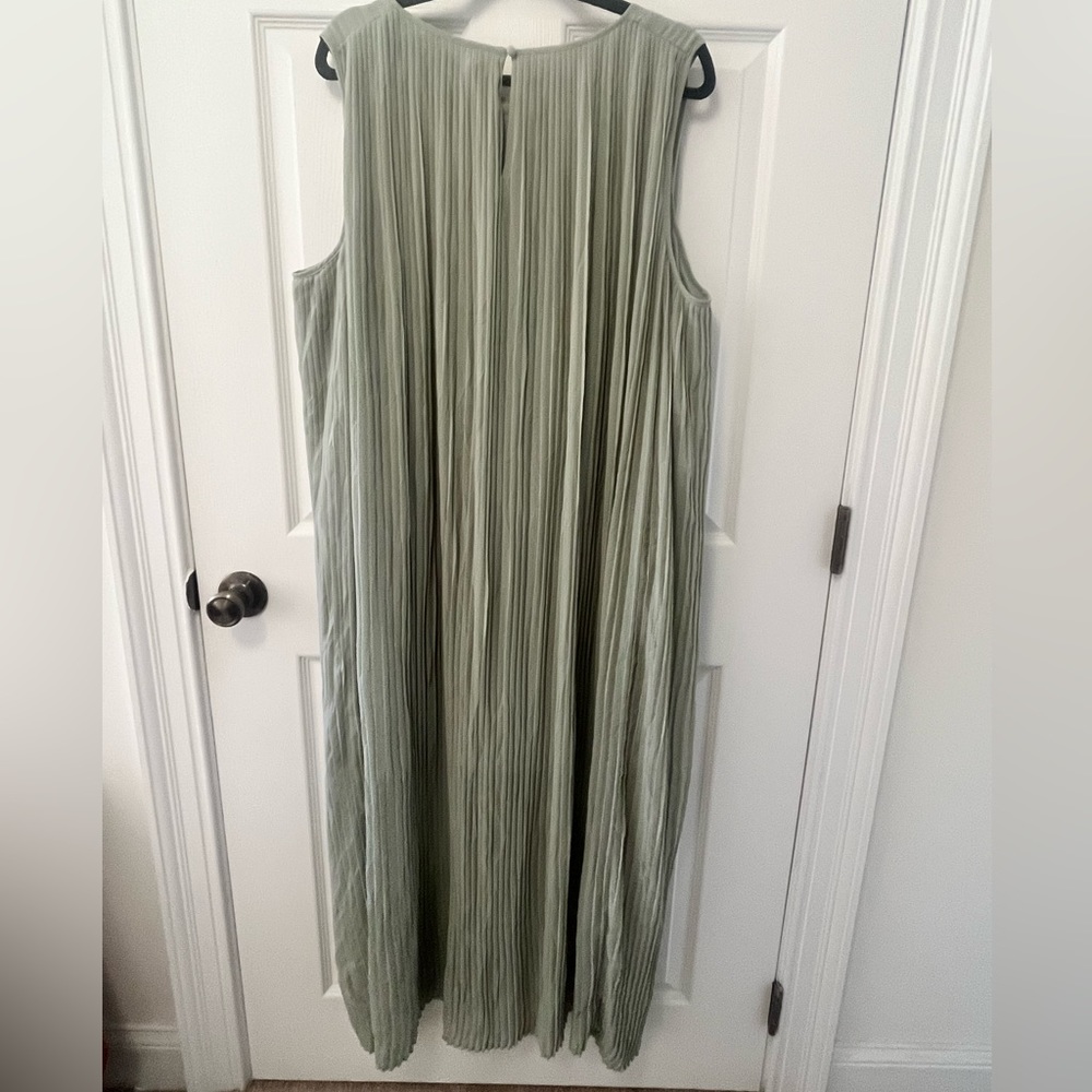 ✨ Green Sage Pleated Maxi Dress - Picture 3 of 7